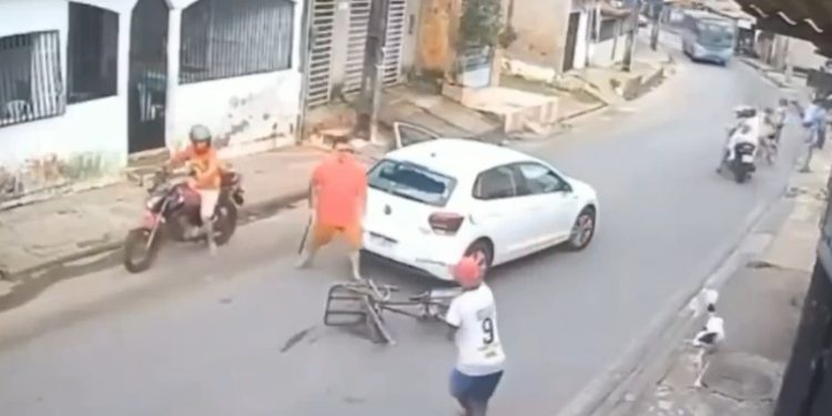 Vídeo: motora e ciclista brigam de terçado para ver quem é o macho alfa da rua