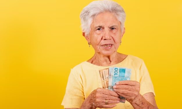 Décimo terceiro de aposentados e pensionistas é adiantado para injetar bilhões na economia