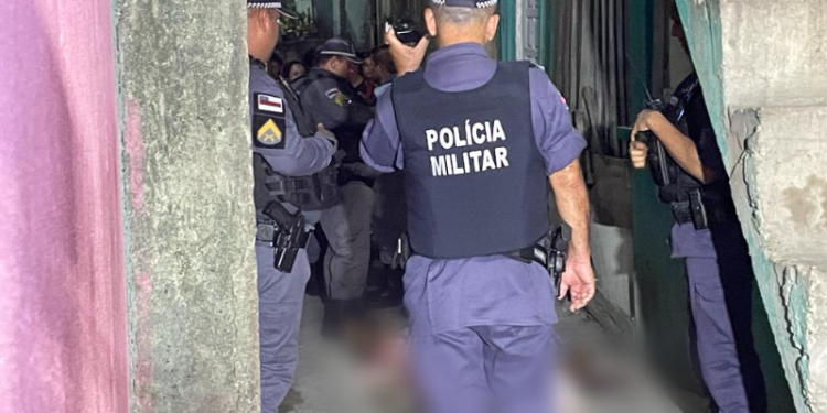 Homem sai de casa para comprar churrasquinho e morre com mais de 10 tiros na Vila Amazonas
