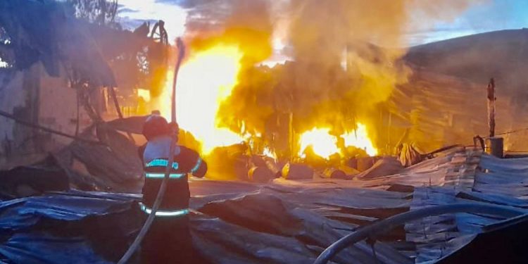 Bombeiros da capital atendem incêndio de grande proporção em fábrica de colchão em Rio Preto da Eva