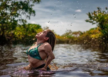 Ativista trans Leandrinha visita Manaus e faz apresentação em show musical