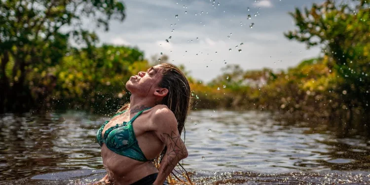 Ativista trans Leandrinha visita Manaus e faz apresentação em show musical