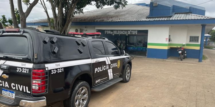 Mulher que deixava menores em situação de ‘noiados’ em boca de fumo de Tefé é presa