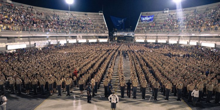 Mais de 2,5 mil alunos dos Colégios Militares da PM recebem o bibico durante entrega solene