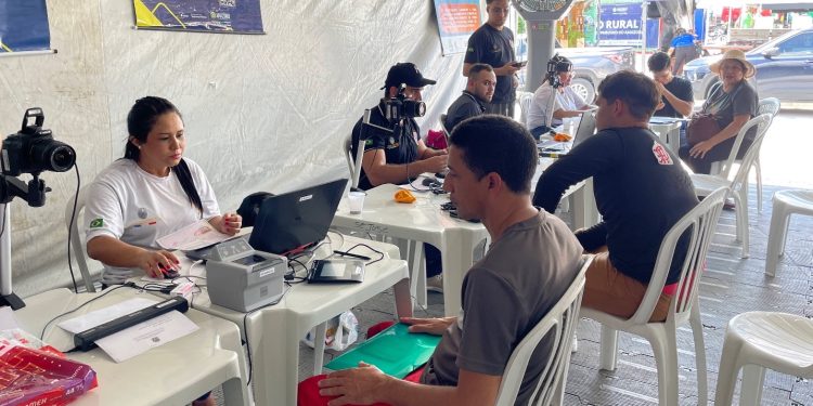 Governo do Amazonas realiza mutirão para entrega de Carteira de Identidade Nacional em Manaus