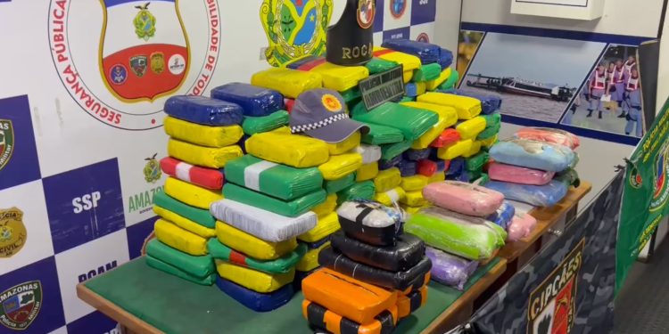Trio é preso em embarcação em Coari com mais de 190 quilos de pó e pasta-base de cocaína