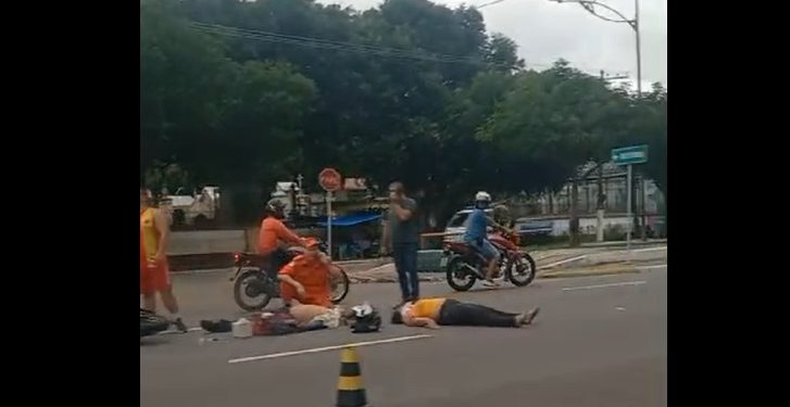 Vídeo: casal tem moto atingida por carro e agoniza na rua em Manaus