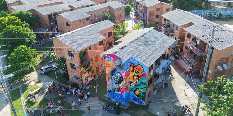 Arte em grafite muda a paisagem do Residencial Gilberto Mestrinho em Manaus