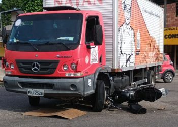 Casal escapa de morrer esmagado debaixo de caminhão, mas quebra a cabeça e perna em Manaus