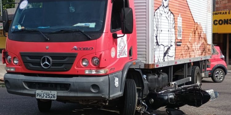 Casal escapa de morrer esmagado debaixo de caminhão, mas quebra a cabeça e perna em Manaus