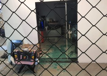 Clientes de pizzaria assistem homem sendo executado a tiros no bairro Riacho Doce