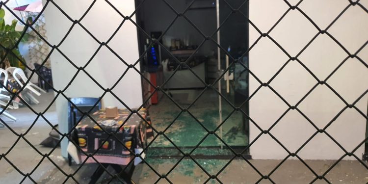 Clientes de pizzaria assistem homem sendo executado a tiros no bairro Riacho Doce