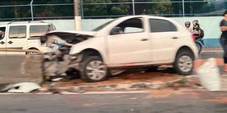 Motorista dorme ao volante e quebra as duas pernas em mureta na Zona Centro-Sul de Manaus