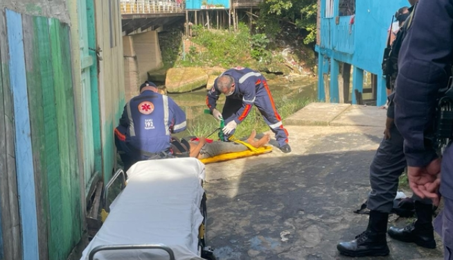 Desesperado, suposto assaltante tenta fugir da população e cai de ponte em Manaus