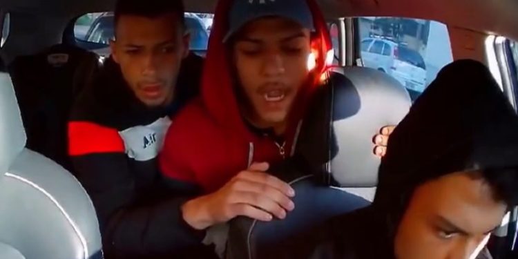 Vídeo: assaltantes se desesperam ao ver que estão sendo filmados em carro de app