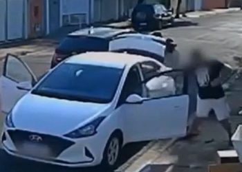 Vídeo: motorista reage a assalto, atira nos bandidos e fica com carro