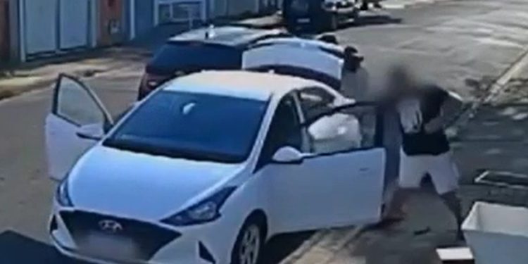 Vídeo: motorista reage a assalto, atira nos bandidos e fica com carro