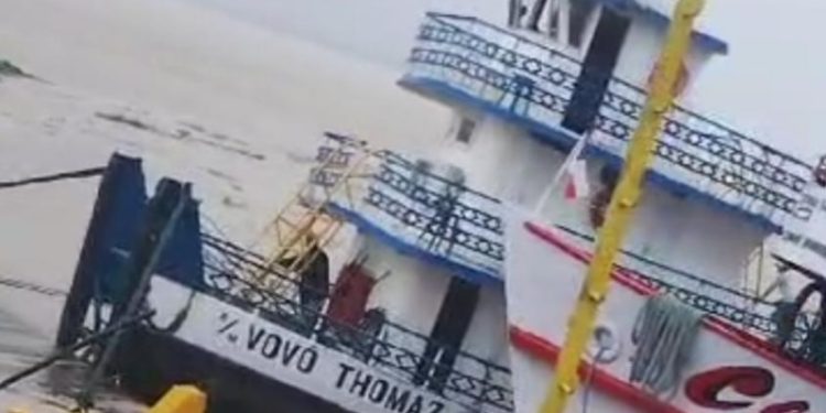 Vídeo de desespero: balsa cheia de seixo bate em balsa de passageiros no Amazonas  