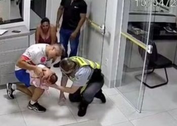 Vídeo: policiais salvam vida de bebê engasgada: ‘foi emocionante’
