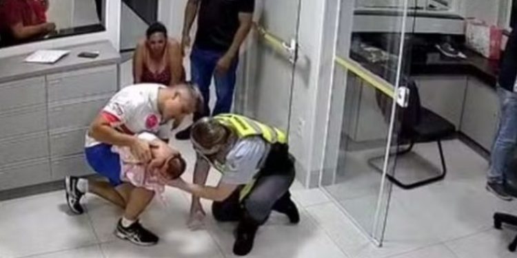 Vídeo: policiais salvam vida de bebê engasgada: ‘foi emocionante’