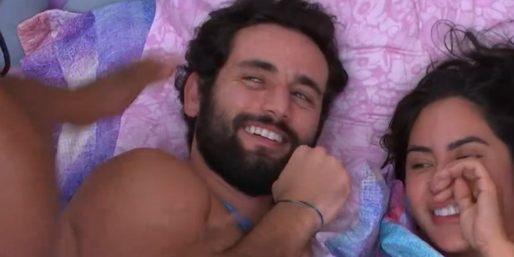 Vídeo: Matteus e Isabelle se rendem ao amor e se ‘amassam’ debaixo do edredom