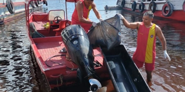 Homem se desequilibra, cai no Rio Negro e morre no Centro de Manaus