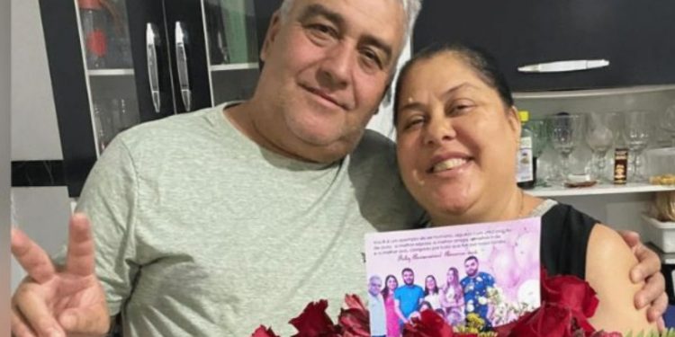 Esposa vê marido passar mal e morrer e também morre de infarto meio hora depois
