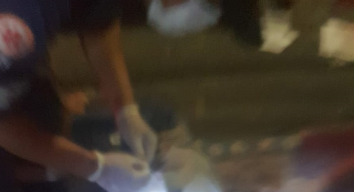 Em Manaus, homem é jogado de porta-malas após ser torturado e levar tiro na cabeça