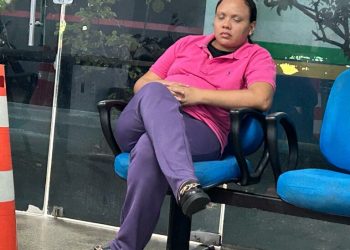 Querendo ser fina, mulher come camarão, bebe vinho e vai presa após tentar fugir sem pagar, em Manaus