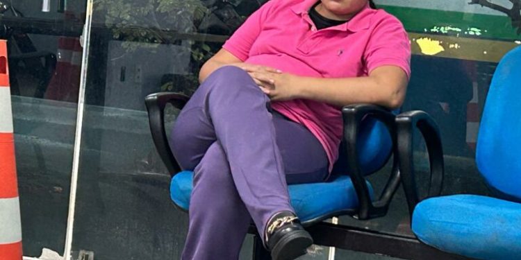 Querendo ser fina, mulher come camarão, bebe vinho e vai presa após tentar fugir sem pagar, em Manaus