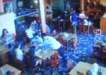 Vídeo: Do nada garçom ‘pira’, mata vereador e deixa dois esfaqueados em restaurante