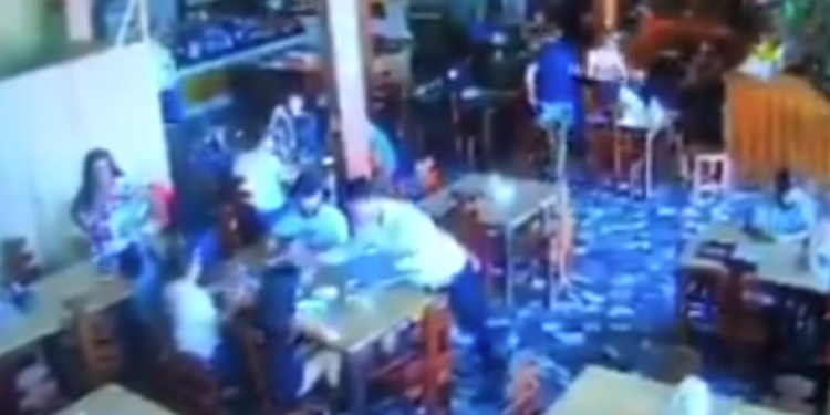Vídeo: Do nada garçom ‘pira’, mata vereador e deixa dois esfaqueados em restaurante