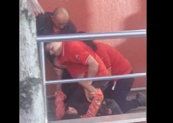 Vídeo: DB manda homens agredirem mulher suspeita de furtar hipermercado em Manaus