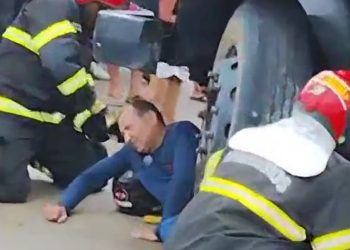 Vídeo forte: homem fica embaixo da roda de caminhão após acidente na Avenida das Torres
