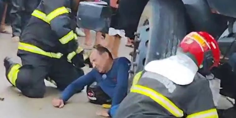 Vídeo forte: homem fica embaixo da roda de caminhão após acidente na Avenida das Torres