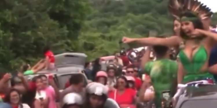 Vídeo: povo de Parintins lota as ruas para receber Isabelle: ‘merece tudo isso’