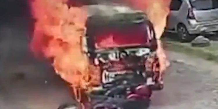 Vídeo: kombi em chamas desce pela rua, quase mata homem e arrasta moto