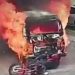 Vídeo: kombi em chamas desce pela rua, quase mata homem e arrasta moto