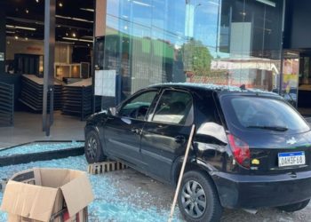 Vídeo: Carro é abandonado após motorista acertar e invadir loja no Dom Pedro, na madrugada