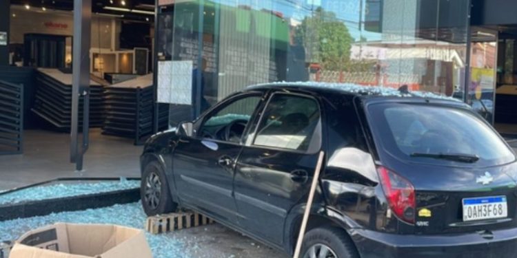 Vídeo: Carro é abandonado após motorista acertar e invadir loja no Dom Pedro, na madrugada
