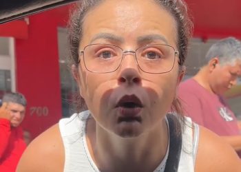 Vídeo: mulher esquece filho trancado no carro e ainda dá tapão no repórter em Manaus