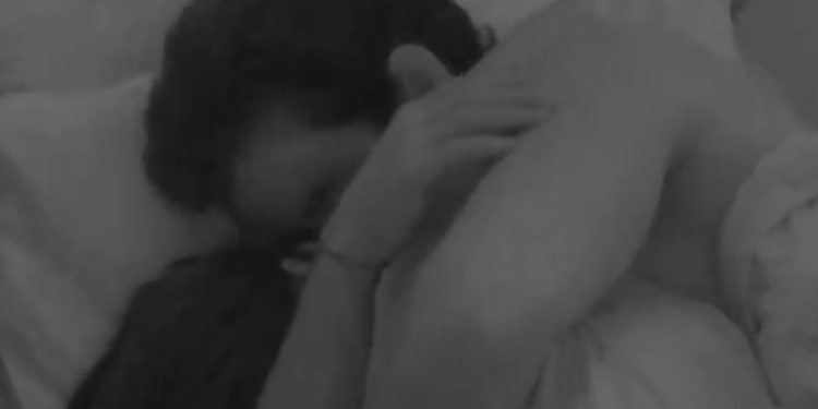 Isabelle e Matteus deitam na cama e falam sobre o futuro do romance após o BBB: ‘Eu bato lá’