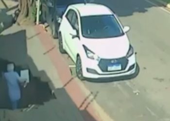 Vídeo: médico é “engolido” por calçada após chão se abrir e pedra cair em cima dele   