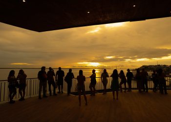 Famílias escolhem o ‘Nosso Centro’ para apreciar o rio Negro e a obra arquitetônica do mirante Lúcia Almeida