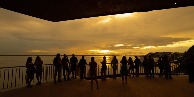 Famílias escolhem o ‘Nosso Centro’ para apreciar o rio Negro e a obra arquitetônica do mirante Lúcia Almeida