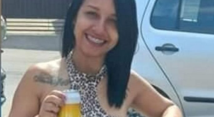 Vídeo: passageira morre na hora após carro acertar mototáxi na rua