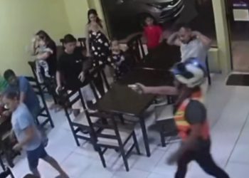 Vídeo: bandido ameaça matar clientes durante assalto em lanchonete de Manaus