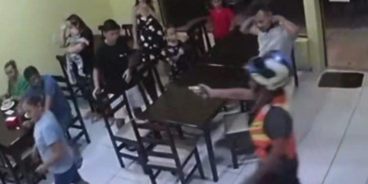 Vídeo: bandido ameaça matar clientes durante assalto em lanchonete de Manaus