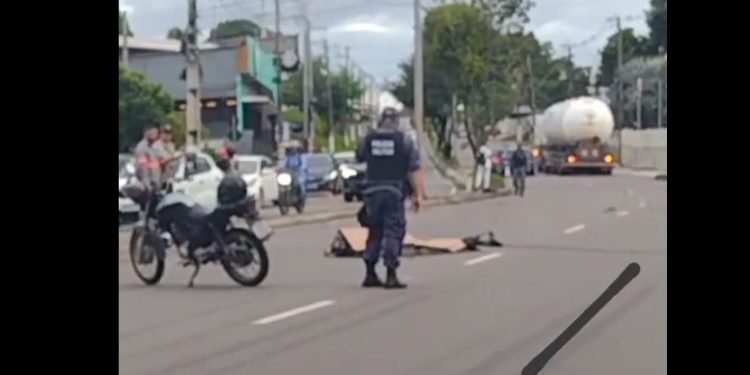 Vídeo: fio solto no poste enrosca e mata motoqueiro em Manaus