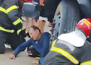 Motorista que ficou com as pernas presas debaixo de caçamba morre em hospital de Manaus